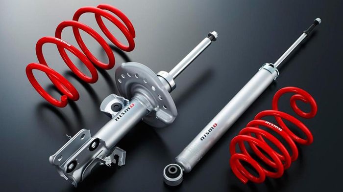 Το Leaf Nismo εξοπλίζεται με σπορ αναρτήσεις (νέα ελατήρια κι αμορτισέρ), μειώνοντας την απόσταση από το έδαφος κατά 30 χιλ. παρέχοντας καλύτερη οδική